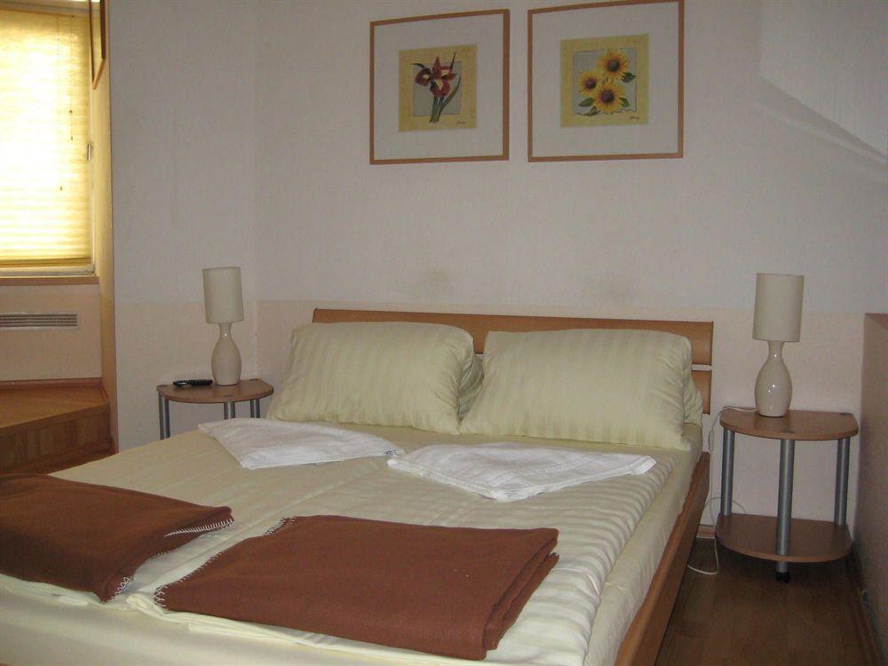Hotel Pension Waizenegger Am Kurfuerstendamm Berlin Exterior photo