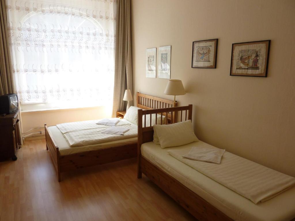 Hotel Pension Waizenegger Am Kurfuerstendamm Berlin Room photo